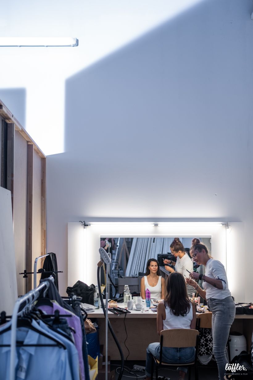 Model mit Visagistin am Tesafilm set - Filmproduktion und Contentproduktion