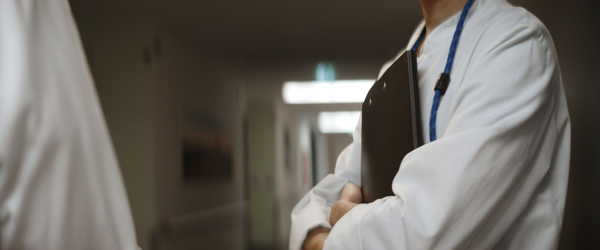 Ärzte auf dem Flur des Klinikums Fulda – Alltag auf der Palliativstation