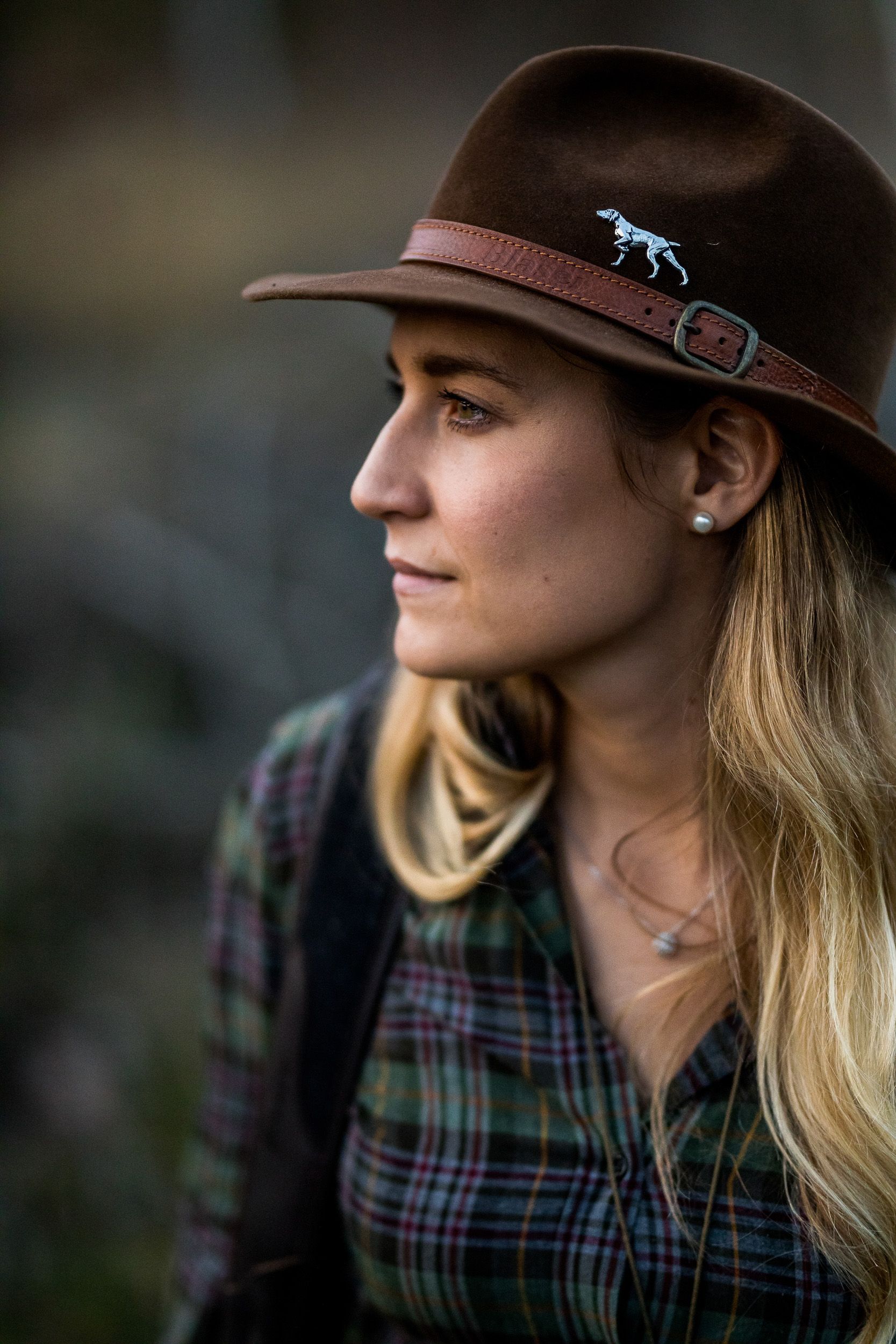 Portrait von Bayrischer Jagkönigin mit Fuji X-Pro2 im Wald bei Werbefotoshooting