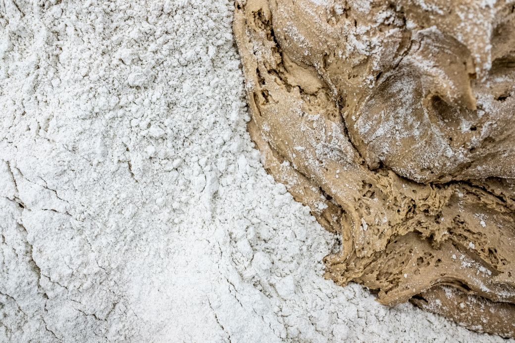 TopDown Shot auf Zutaten für Brot - Kreativ in Szene gesetzte Backstube und Bäcker