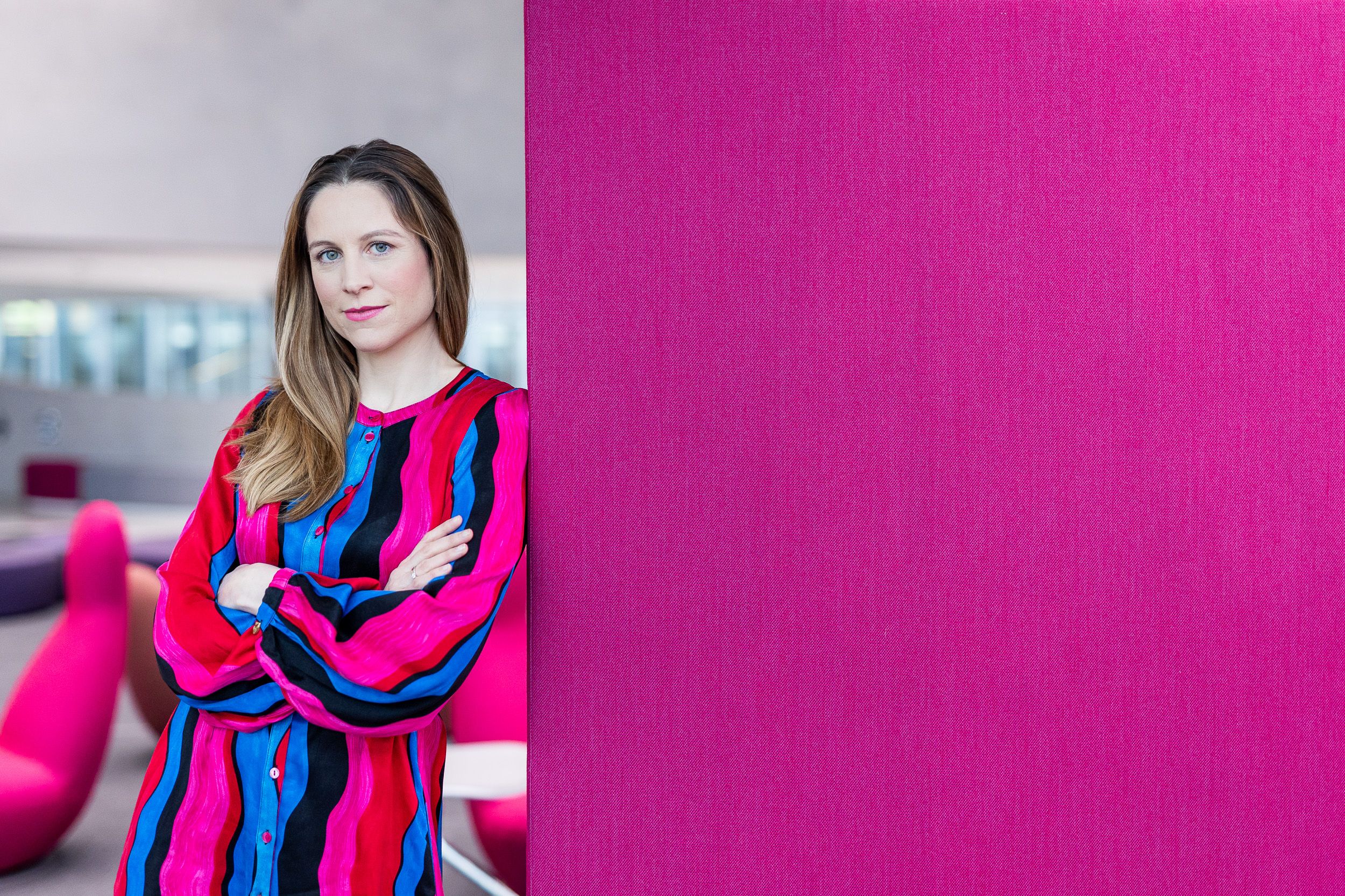 Frau lehnt sich an eine Wand - modernes und kreatives Business Portrait bei Merck