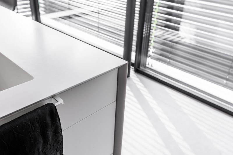 Schwarz-Weiß-Aufnahme eines Küchen-Details mit Lichtspiel – hochwertige Interiorfotografie für Möbelhersteller