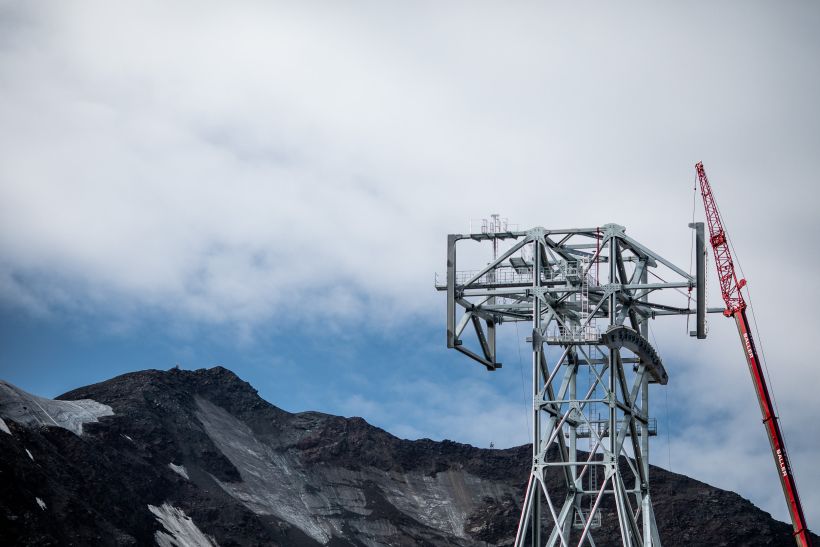Kranspitze in der Luft mit schwerer Last bei Einsatzdokumentation für einen Krananbieter