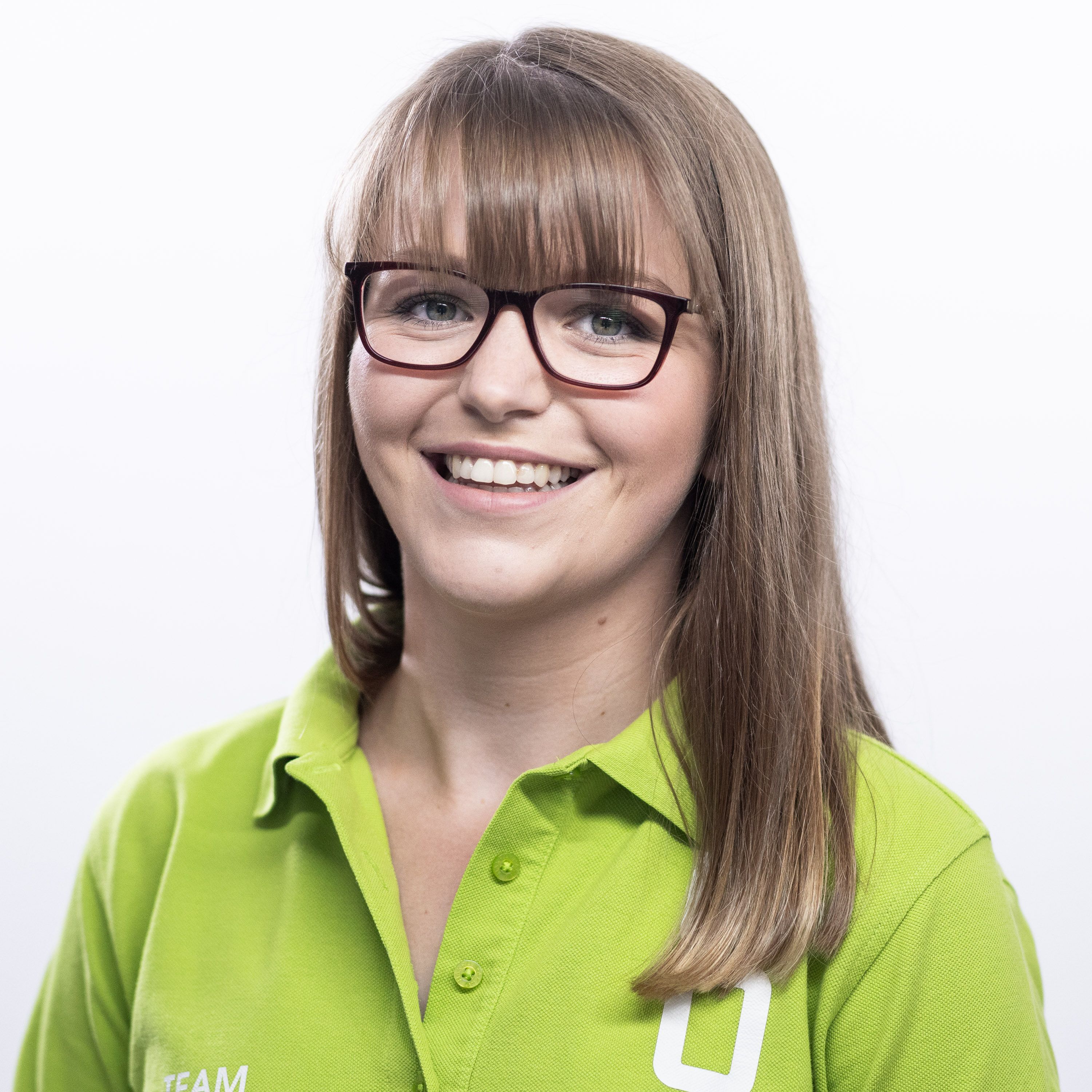 Portrait von einer Fachangestellten im Medizinbereicht in moderner Praxis beim Fotoshooting