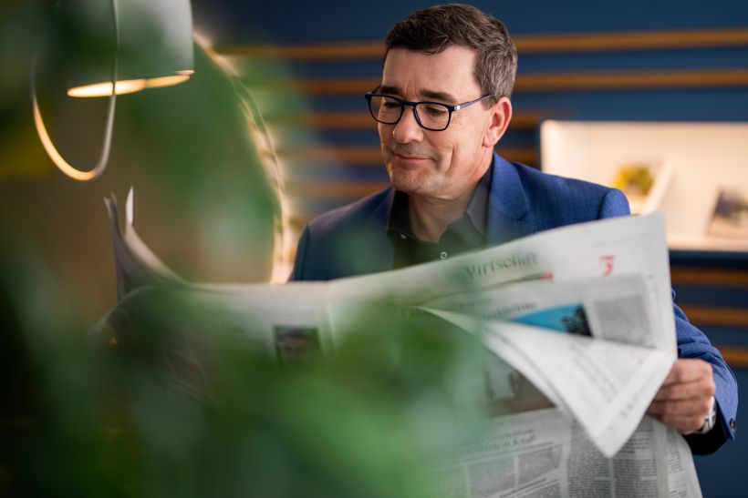 Mitarbeiter liest noch eine Tagesszeitung ganz Analog - Fotoshooting in Frankfurt