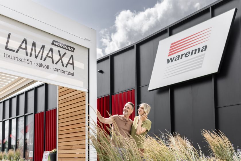 Warema Contentproduktion im Flagshipstore - Models stehen in Würzburg vor Warema Store an einem Lamaxa