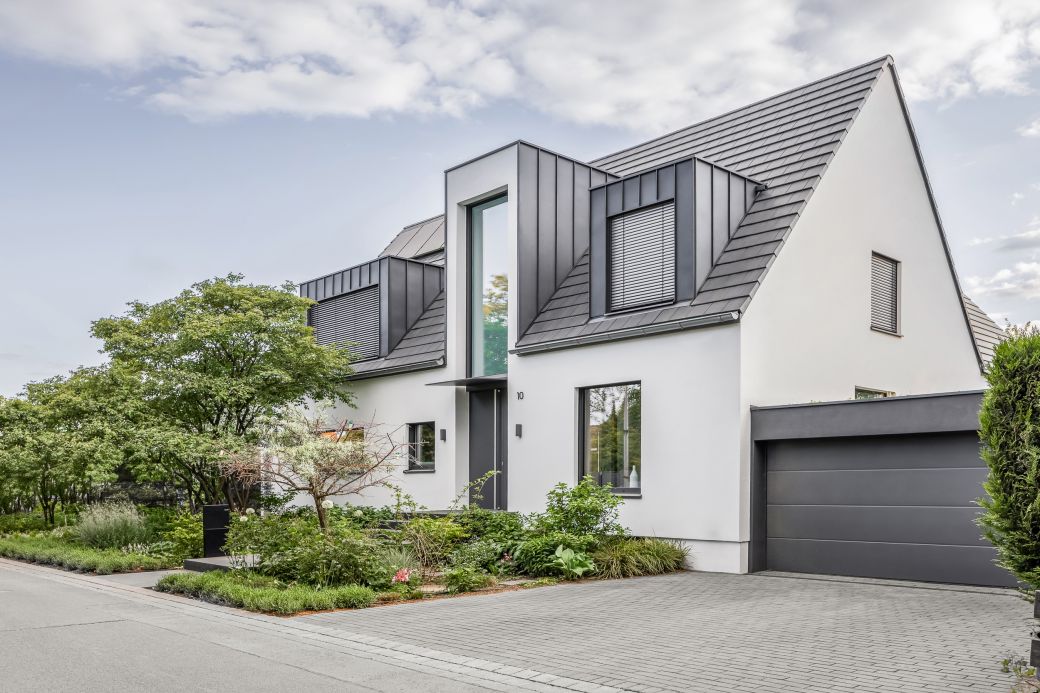 Editorial und PR Fotoshooting von Immobilien - Rosemarie Thiedmann mit Warema Haus von vorne