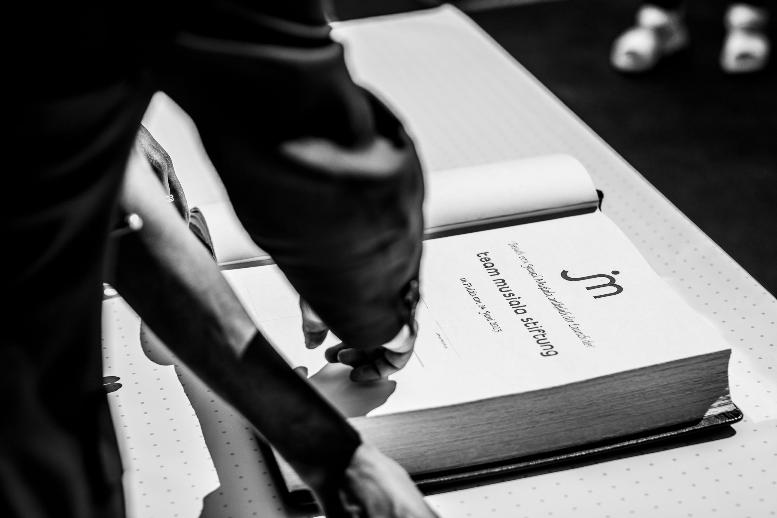Gründungsbuch Jamal Team Musiala Stiftung am 24.06.2023 - Festgehalten von Fotograf Steffen Löffler