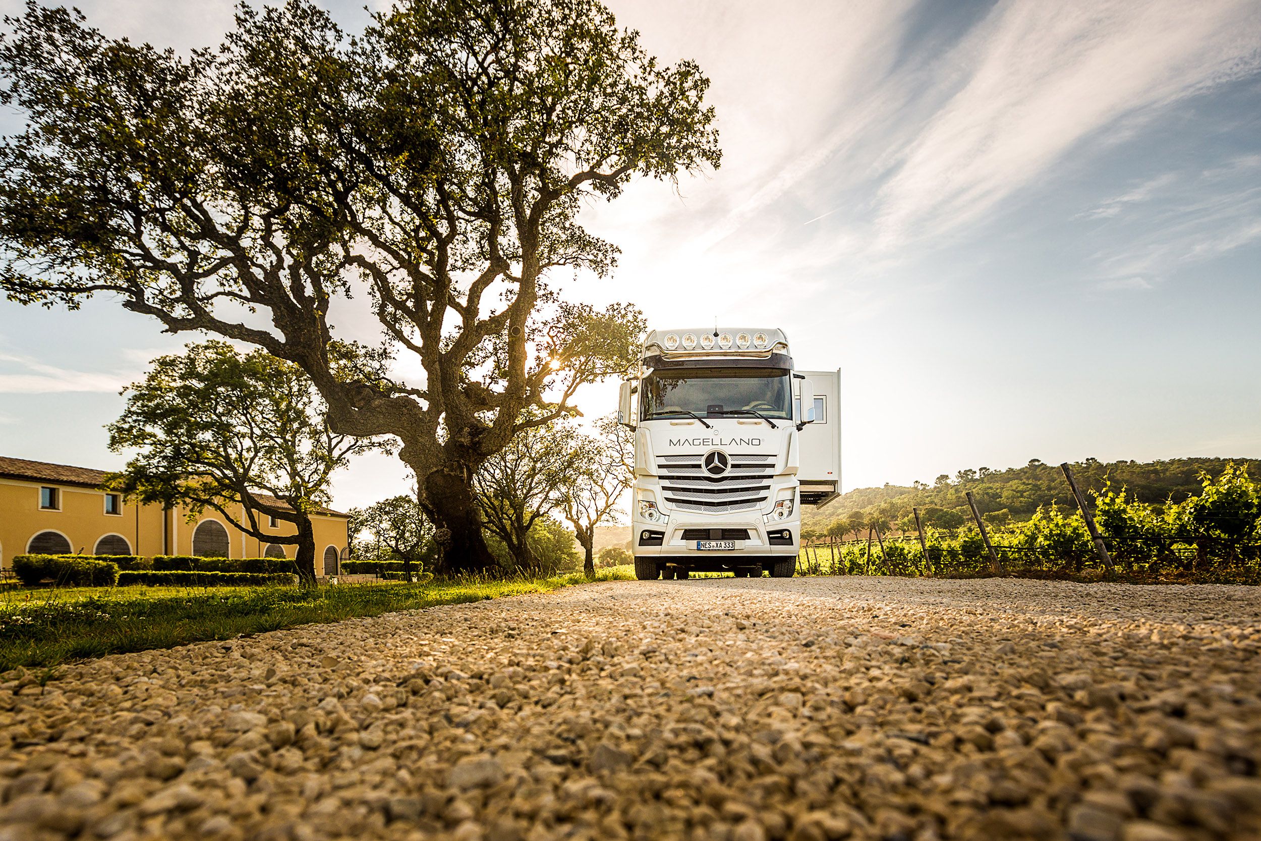Truck auf Reisen - Wohnmobil von Magellano beim Fotoshooting im süden von Frankreich Brand und Imageaufnahme von Reisemobil neben beim im Sonnenuntergang