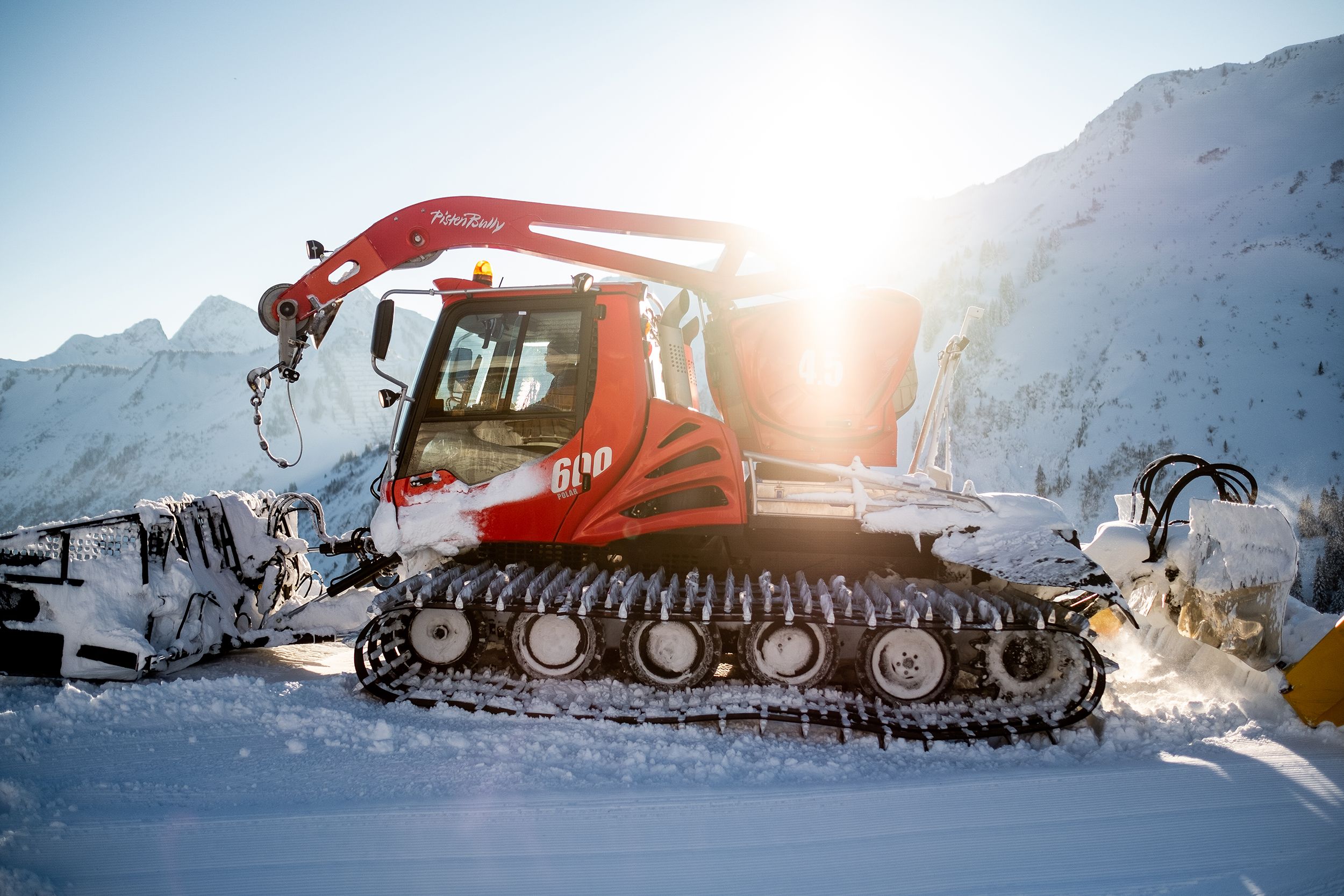 Pistenbully 600 in Österreich bei Werbefilm und Fotoproduktion im Sonnenuntergang