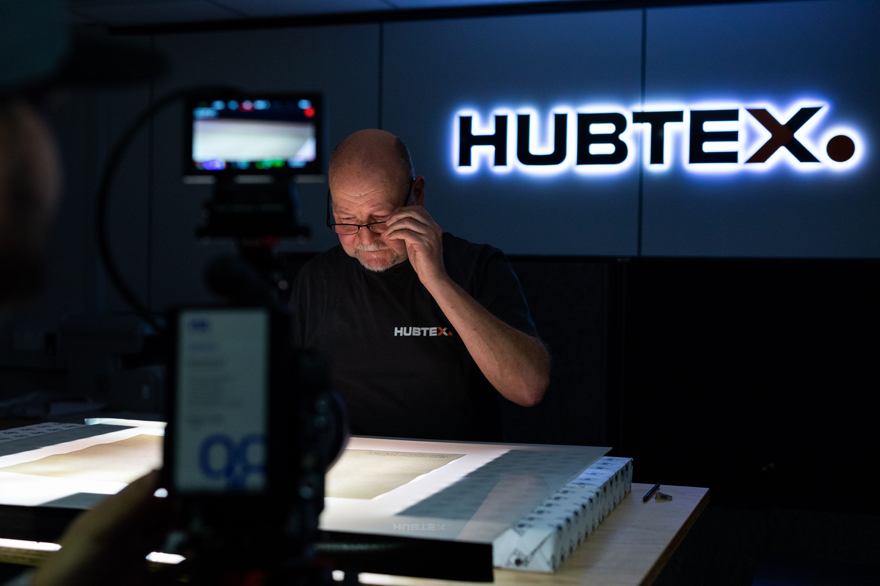 Klaus Blechschmied beim Filmdreh mit der Hubtex und Löffler - Der Medienproduktion 