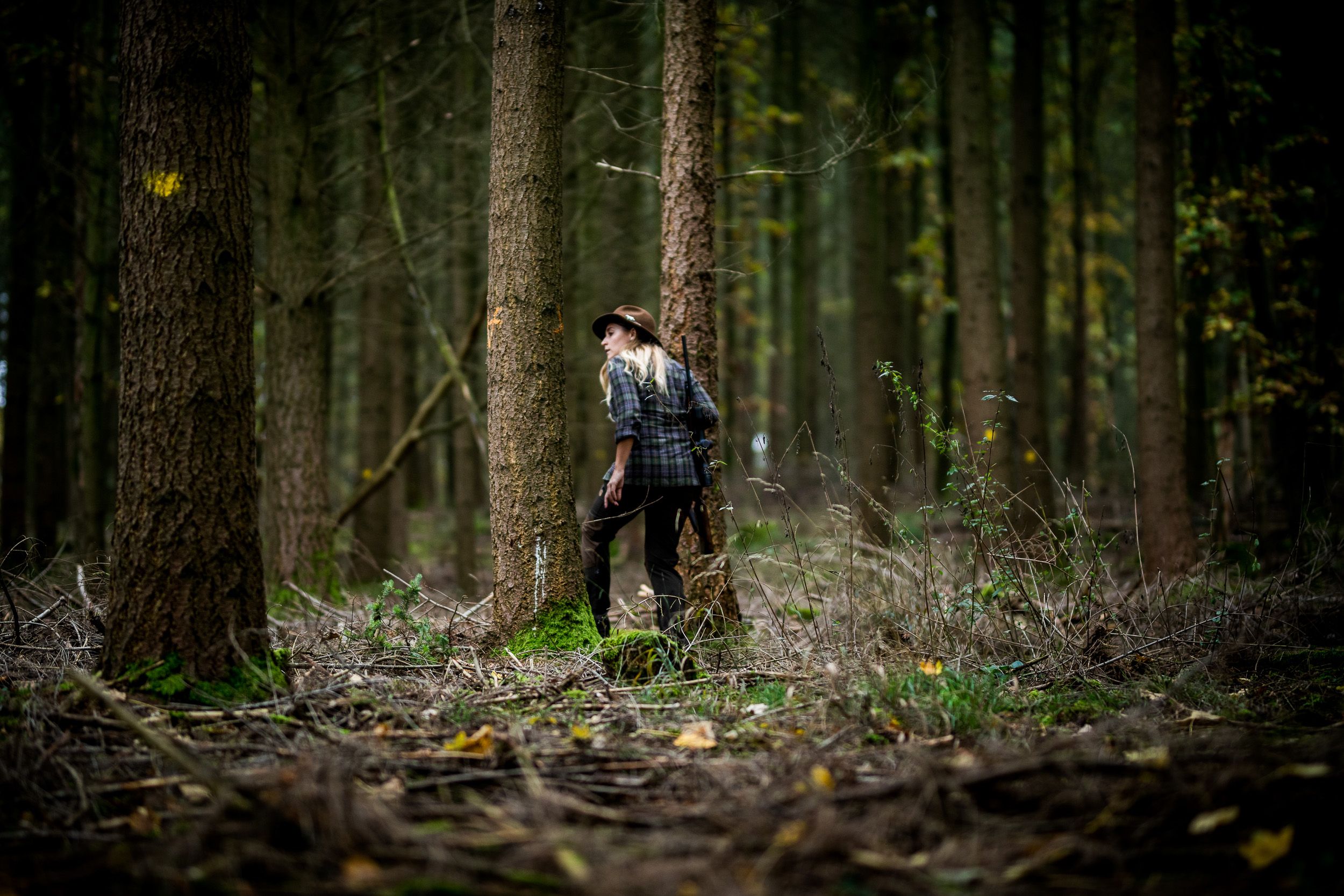Fotoreportage einer Jägerin im Wald in Bayern bei Würzburg