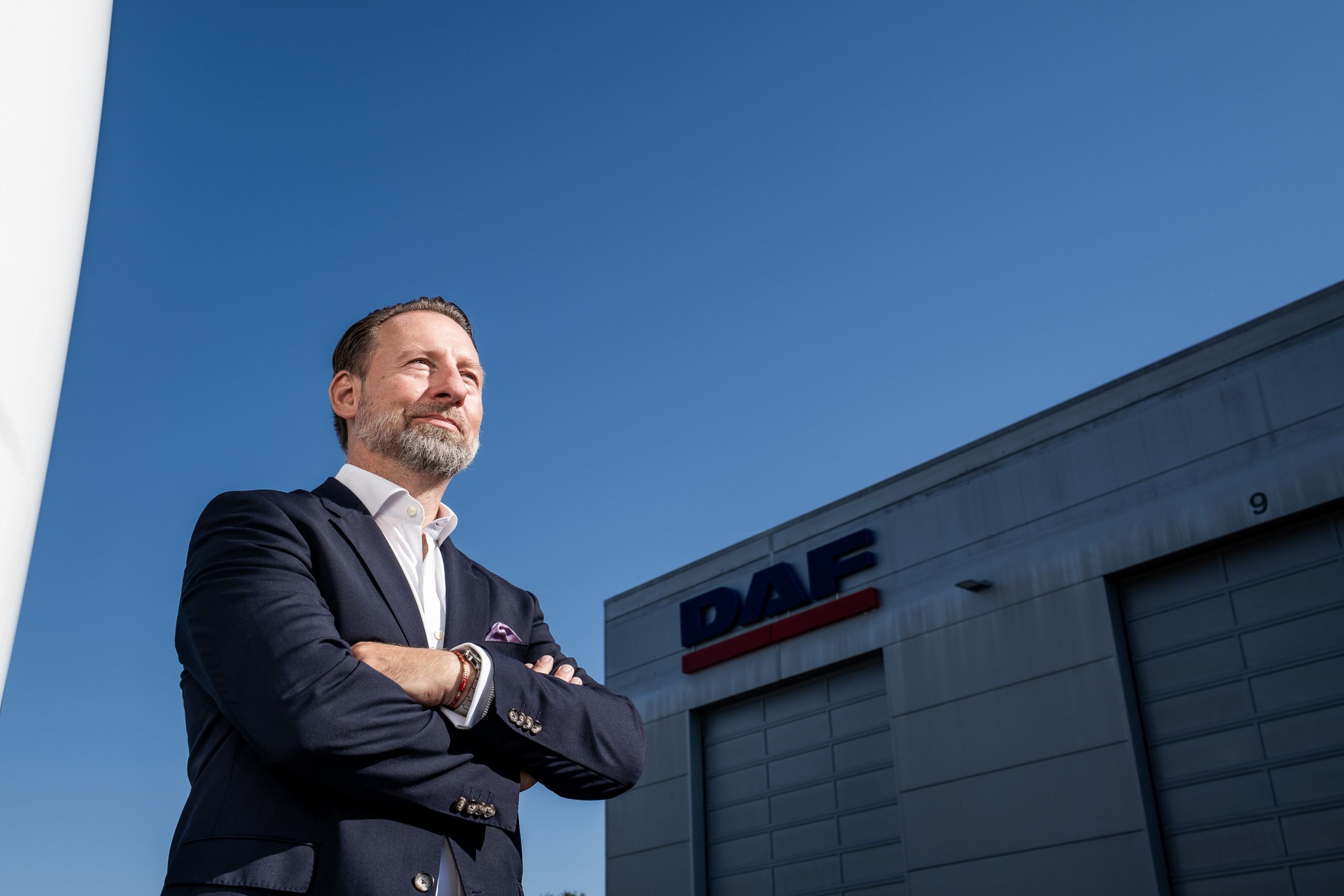 Christoph Fitz vor DAF Trucks Zentrale Frankfurt, Business Portrait Outdoor