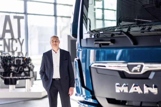 Unternehmensportraits in München bei MAN - Manager steht vor MAN Truck - Portraitfotografie für Linkedin