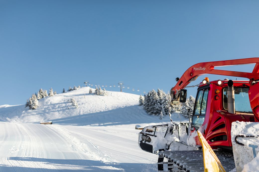 Frisch gemachte Pisten von Pistenbully beim Fotoshooting.